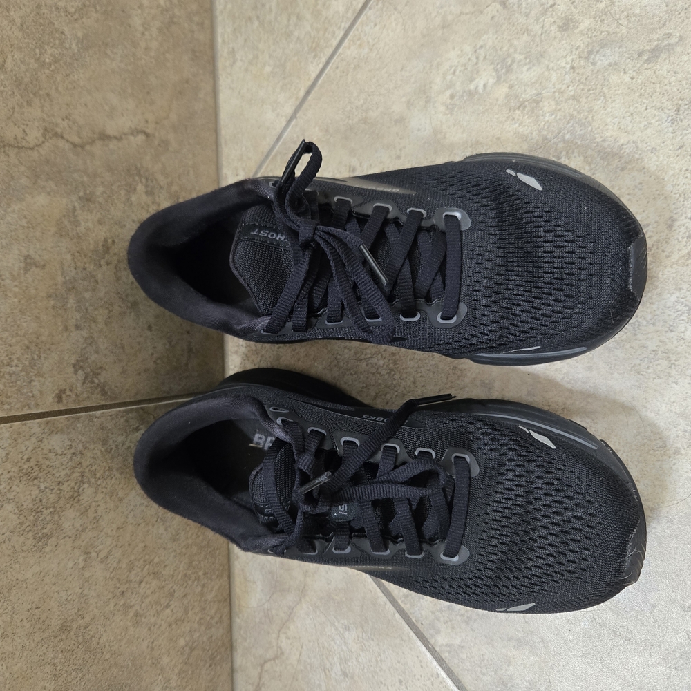 Brooks Black Athletic Shoes Sleek Design Lightweight